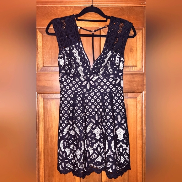 Free People Dresses & Skirts - FREE PEOPLE Black Lace Mini Dress Sz 2